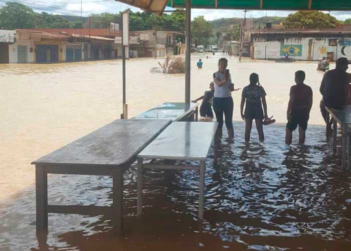 Desbordamiento del río Uairén en Venezuela deja a familias damnificadas