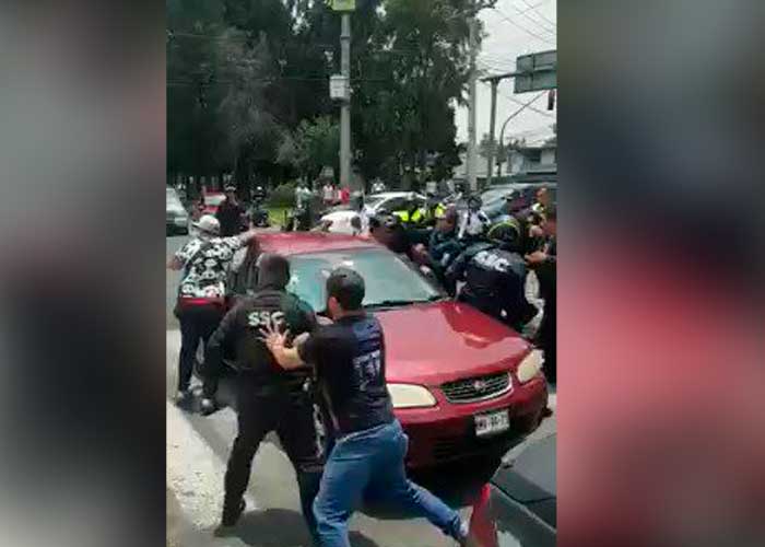 Pelea campal entre policías de tránsito y motociclistas en México (Video)