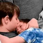 ¡Enternecedora imagen! Niño consolando a su hermano con cáncer terminal