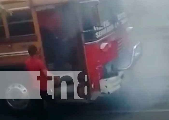 Pasajeros logran salir ilesos de bus que empezaba a incendiarse