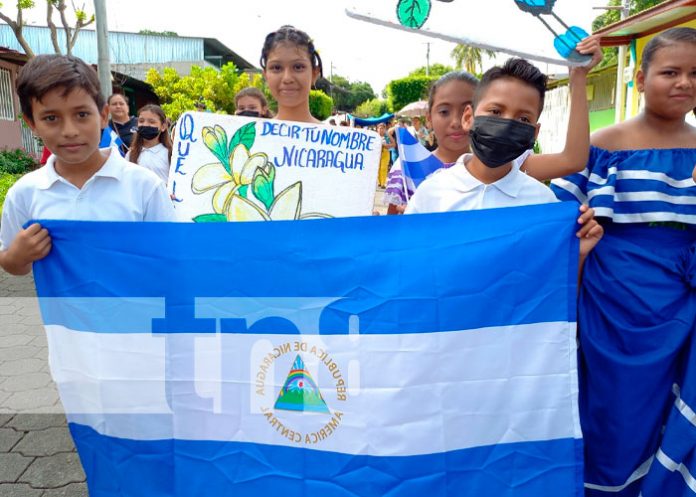 Estudiantes de Managua participan en desfile en saludo al mes patrio