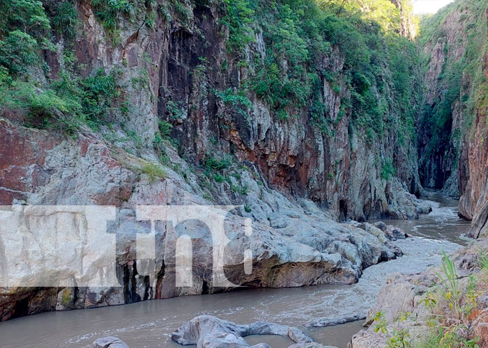 Turistas disfrutan de sus vacaciones en el Cañón de Somoto, en Madriz