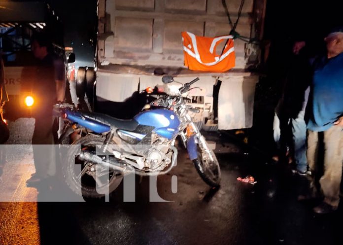 Motociclista pierde la vida al impactar contra rastra en Nindirí
