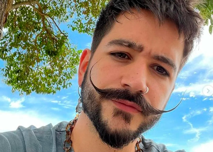 El cantante Camilo explica el origen de su "odiado" look de los bigotes