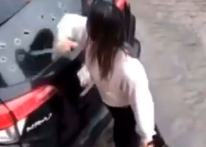 VIDEO: Mujer destruye totalmente el auto de su pareja por "ser infiel"