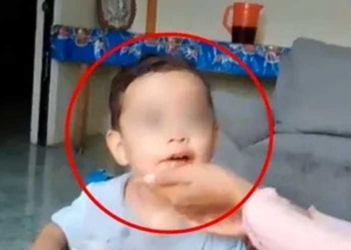 Niño celoso escupe comida a su padre porque besó a su mamá (VIDEO)