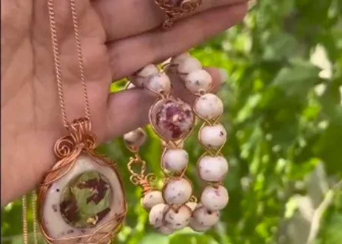 ¡Cuánta creatividad! Mujer en TikTok vende joyas de "leche de hombre"