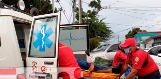 Motociclista directo al hospital al ser impactado por un carro en Managua