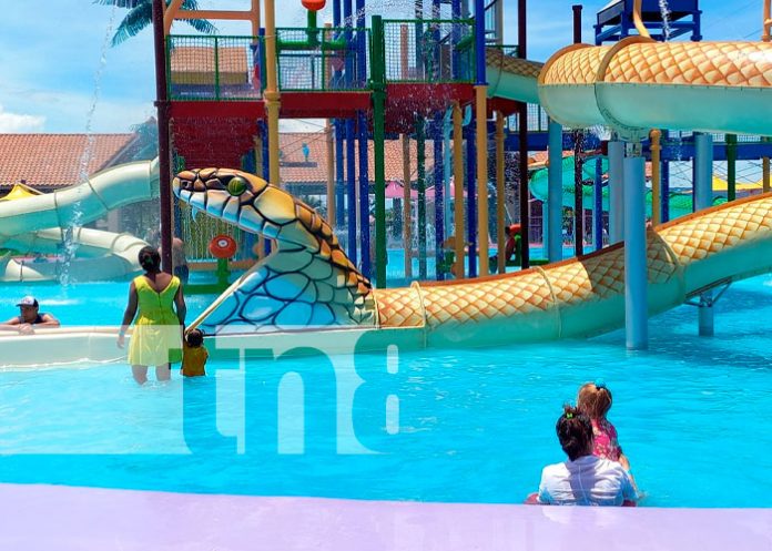 Familias disfrutan de vacaciones patrias en Xilonem y el Parque Acuático