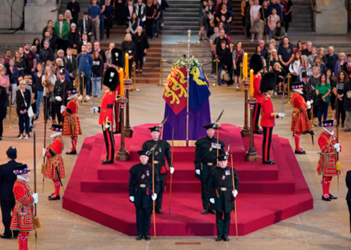 Guardia se desmaya frente al féretro de la Reina Isabel ll (Video)