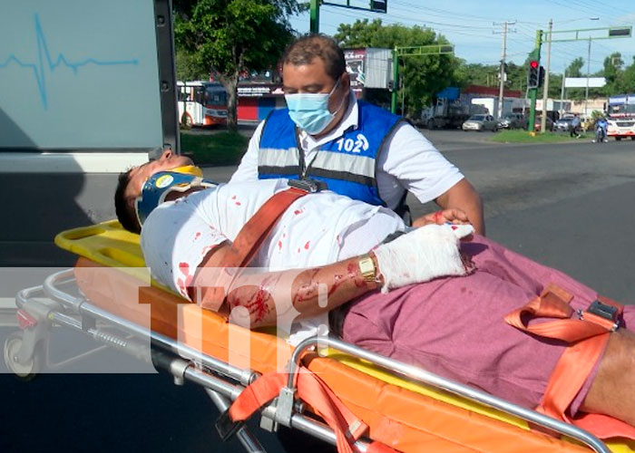 Motociclista lesionado tras estrellarse en el costado de un taxi en Managua