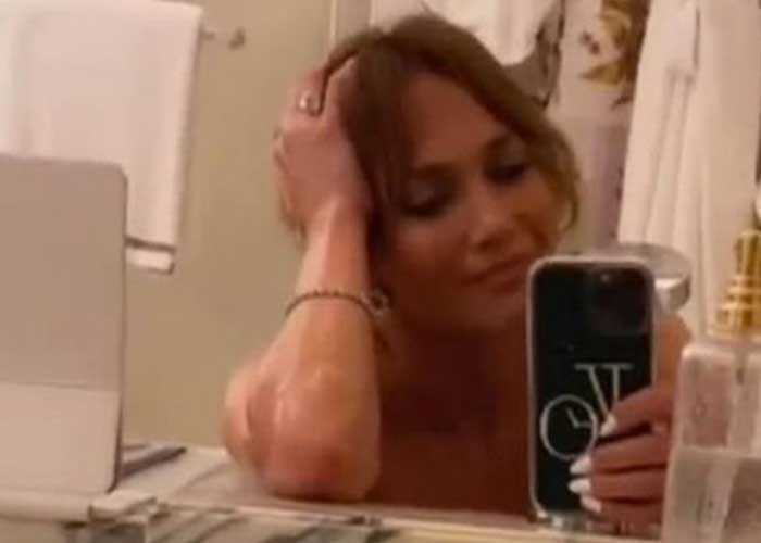 Al desnudo: JLo reta a la censura de Instagram desde su baño