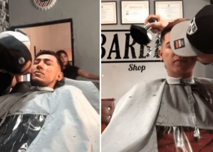¿Nueva moda? Barbero besa a sus clientes durante el corte de cabello
