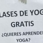 Ofrecen clases de "yoga gratis" para captar la atención de los "cochinos"