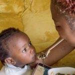 Madre sin brazos "hace hasta lo imposible" por alimentar a su bebé