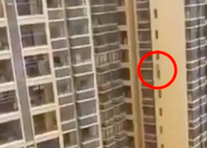 Hombre infiel sale por la ventana de un edificio 