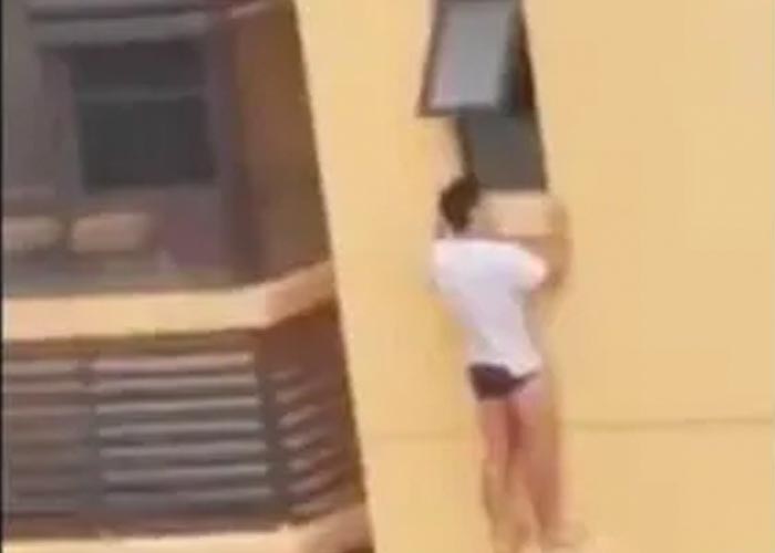 Hombre infiel sale por la ventana de un edificio 