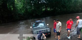 Camioneta es arrastrada por fuertes corrientes del Río en Acoyapa, Chontales