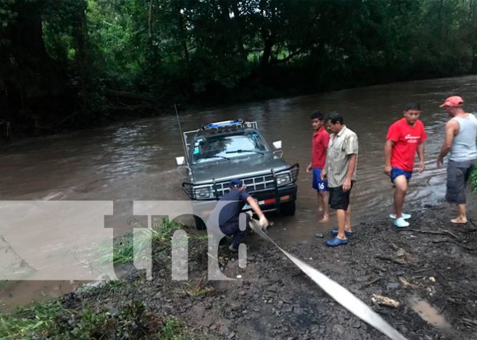 Camioneta es arrastrada por fuertes corrientes del Río en Acoyapa, Chontales