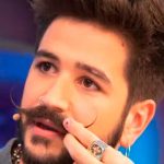 El cantante Camilo explica el origen de su "odiado" look de los bigotes