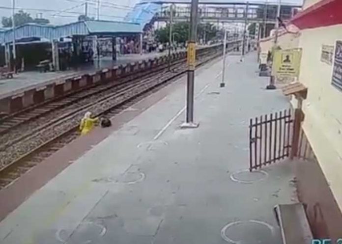 ¡Se burló de la muerte! Mujer se salva de ser arrollada por tren 2 veces (VIDEO)