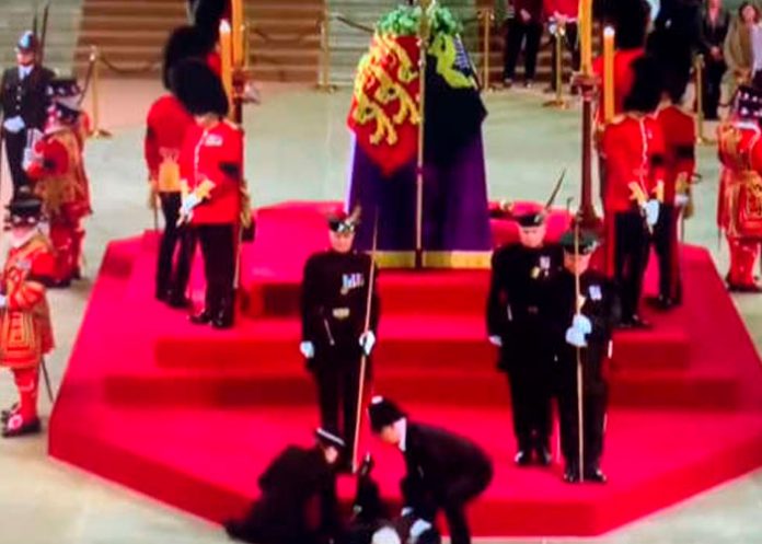 Guardia se desmaya frente al féretro de la Reina Isabel ll (Video)
