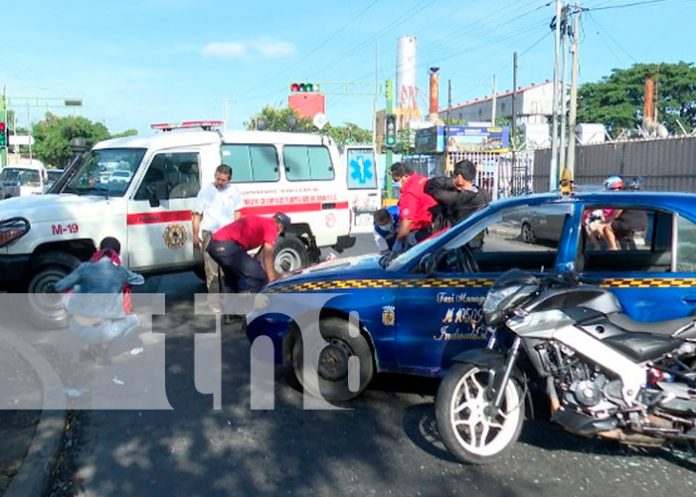 Motociclista lesionado tras estrellarse en el costado de un taxi en Managua