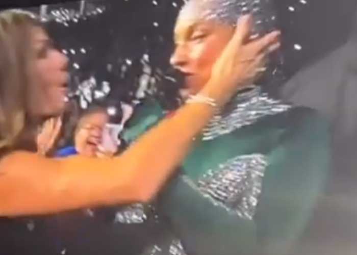 "WTF!" Alicia Keys reacciona a fanática que la quiso besar