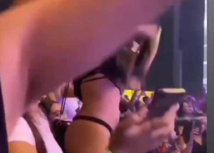 ¡VIDEO! Mujer se "empelota" en concierto de Ricardo Arjona