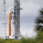 Por el huracán Ian, NASA suspende lanzamiento de cohete a la Luna