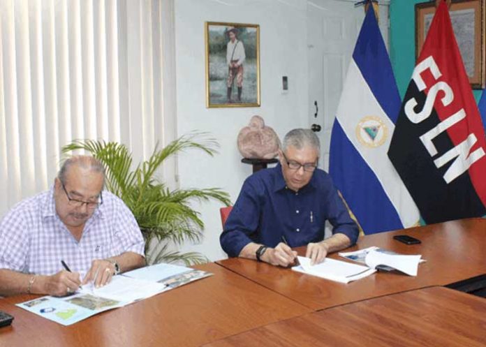 Firman contrato de ampliación y mejoras de saneamiento en El Viejo, Chinandega