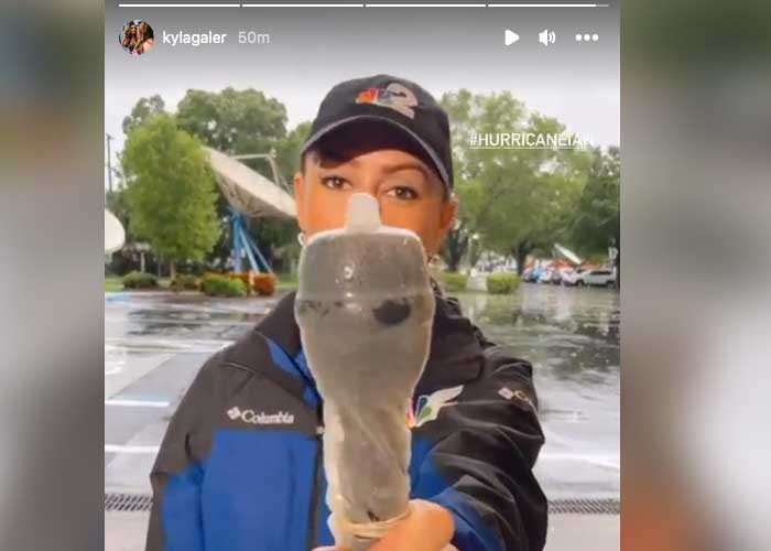 "Solo eso andaba": Utiliza condón para cubrir micrófono de la lluvia