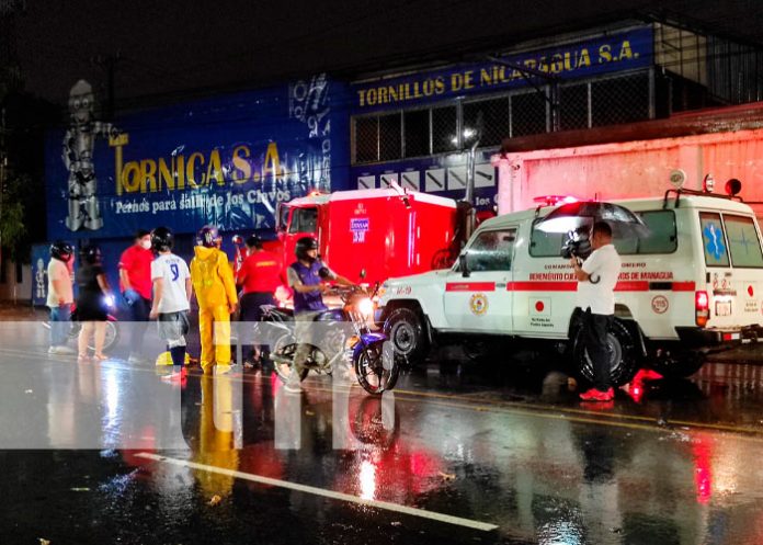 Peatón y motociclista resultan lesionados tras sufrir accidente en Managua