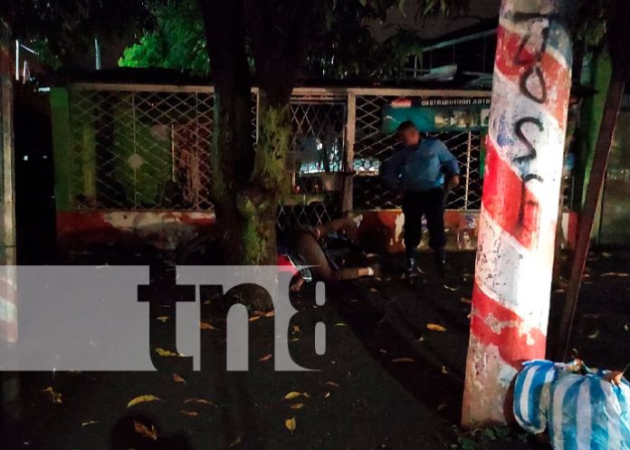 Motociclista perece desnucado luego de estrellarse contra un árbol en Managua