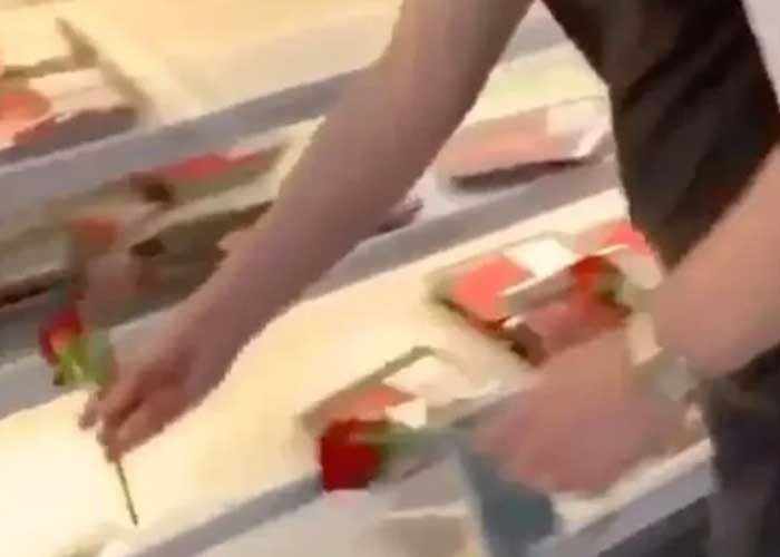¡Locura total! Veganos dan rosas a carnes del supermercado (VIDEO)