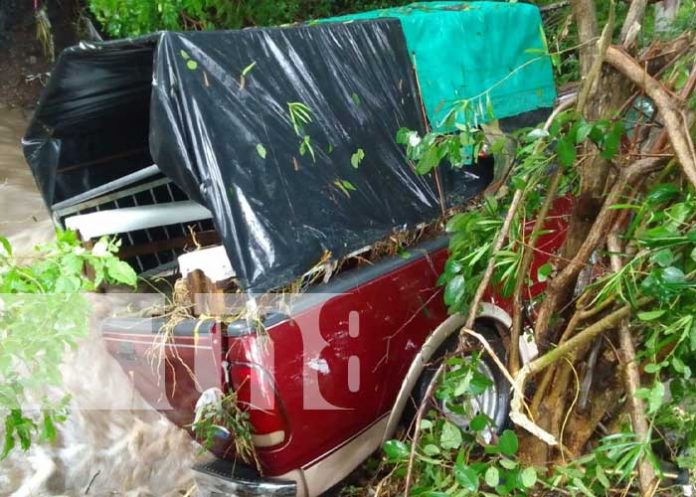 Vivo de milagros salieron tripulantes de una camioneta arrastrada por un río en Matagalpa