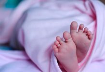 Bebé muere tras pasar días con el cadáver de su madre en Reino Unido