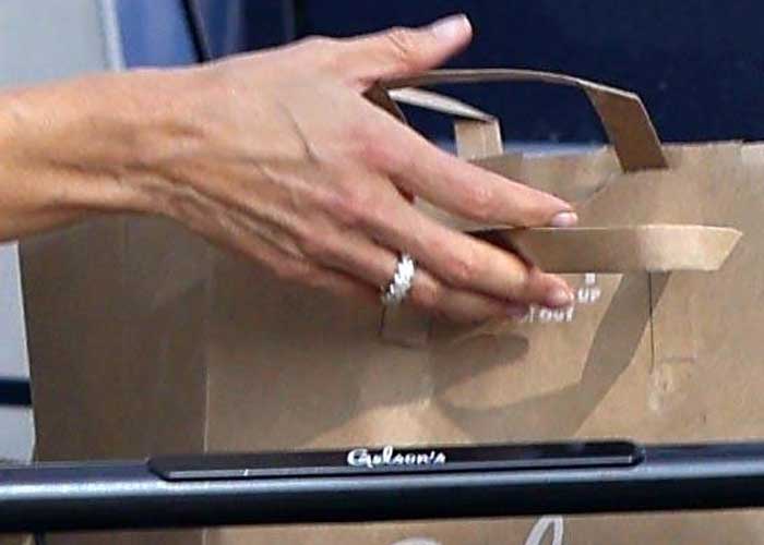 Jennifer Garner muestra su anillo y de más a paparazzis (FOTOS)