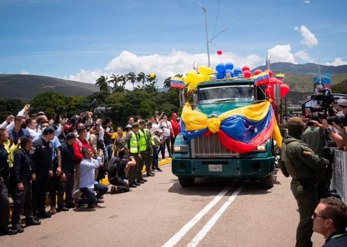 Presidente de Colombia, acudió al paso fronterizo