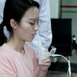 China presenta la primera vacuna inhalable contra el COVID-19
