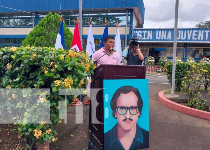 UNI-RUPAP deposita ofrenda floral en monumento Cmdt. Pedro Aráuz Palacios