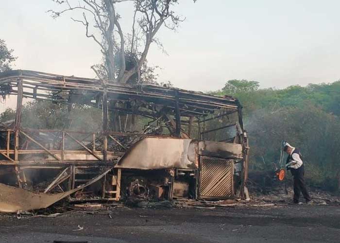 Calcinados mueren 18 personas tras chocar una pipa contra bus en México