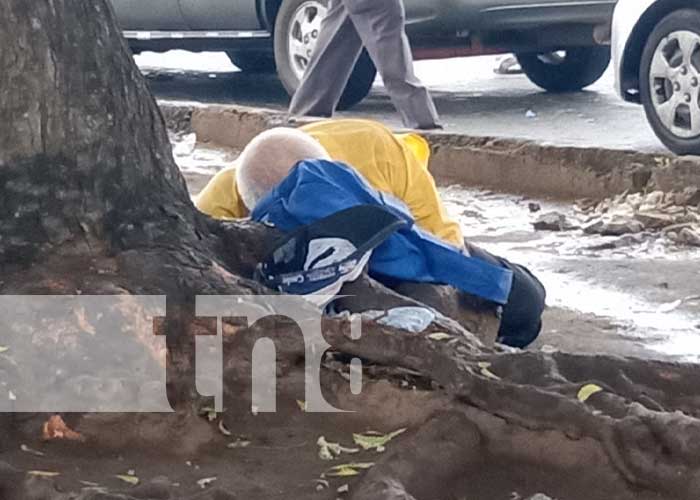 Un anciano se desplomó en una de las calles de Managua, para no levantarse más