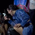 Rosalía recibe anillo de compromiso durante concierto