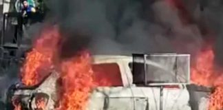 En Argentina una desquiciada con su niña en brazos quema el carro de su ex