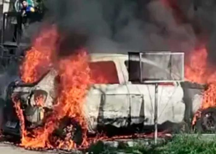 En Argentina una desquiciada con su niña en brazos quema el carro de su ex