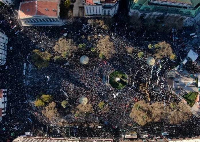 Miles de argentinos marchan en repudio al intento de magnicidio contra Cristina Fernández