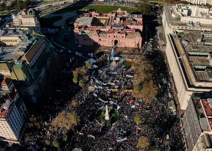 Miles de argentinos marchan en repudio al intento de magnicidio contra Cristina Fernández
