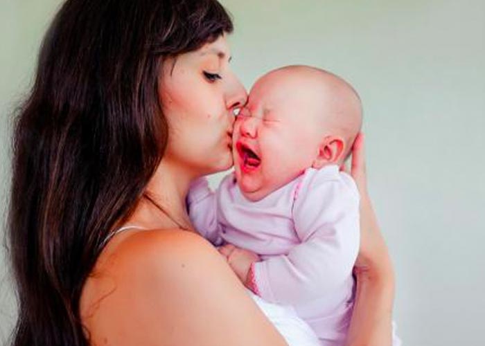 El bebé siempre se comunican por el llanto
