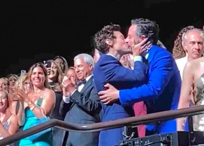 'Un beso' entre Harry y Nick es el detonante en las redes
